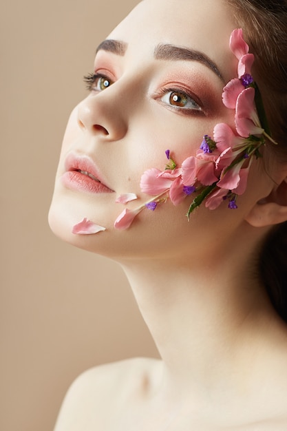 Belleza facial maquillaje profesional, cosmética flor.