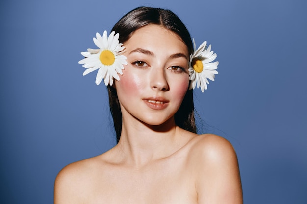 Belleza en flor mujer joven con flores en el cabello un retrato de atractivo modelo caucásico con