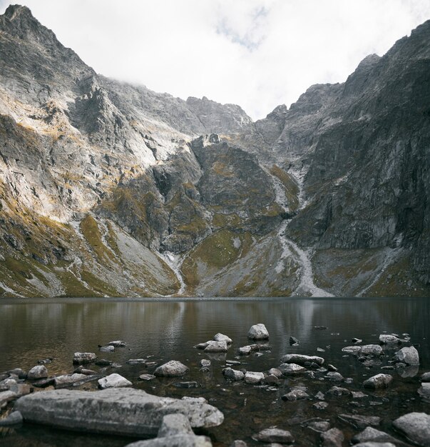 La belleza del fondo del concepto de la naturaleza Fantástico panorama de las montañas Tatra y el lago con color turquesa en Polonia Pintoresco atardecer en las montañas de Europa