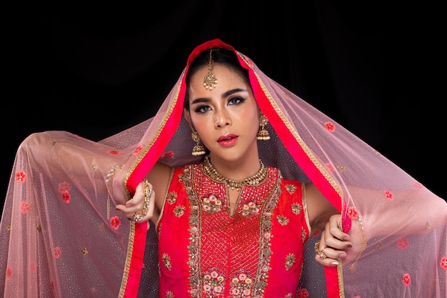 Belleza india enfrenta grandes ojos con boda perfecta