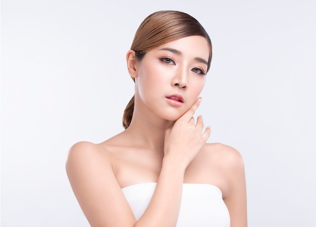Belleza joven asiática con piel facial perfecta. Gestos para tratamientos de publicidad en spa y cosmetología.