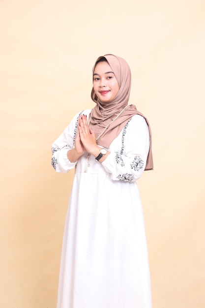 la belleza de una joven musulmana asiática que lleva un hijab sonríe haciendo gestos de feliz ayuno y año nuevo