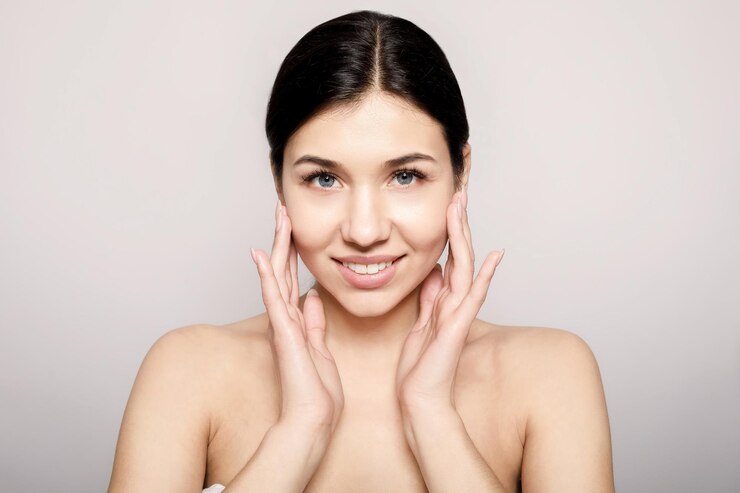 Belleza joven sintiendo la suavidad de su piel