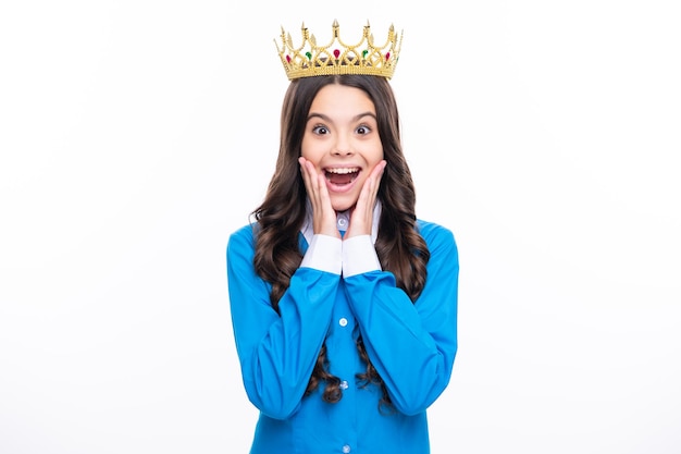 Belleza jovencita reina usar corona Niño en princesa diadema Cara emocionada Expresión asombrada alegre y alegre