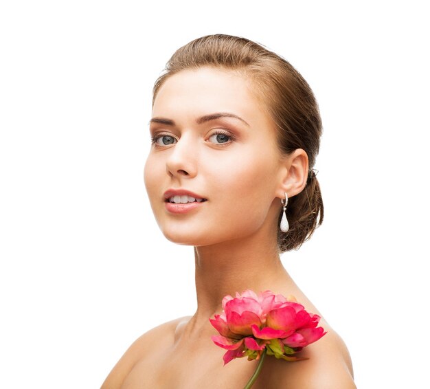 Belleza y joyería - mujer con aretes con flor.