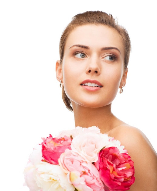 belleza y joyería - mujer con pendientes de diamantes y flores