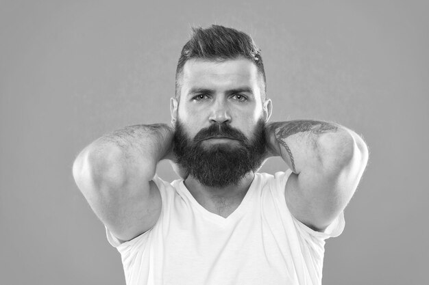 Belleza masculina Peluquería Moda de barba y concepto de peluquero Hombre barbudo hipster elegante barba fondo turquesa Consejos de peluquero mantener barba Cuidado elegante de barba y bigote Apariencia hipster