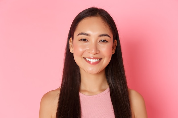 Belleza de la moda y el concepto de estilo de vida de cerca de la hermosa niña asiática feliz con una sonrisa blanca perfecta ...