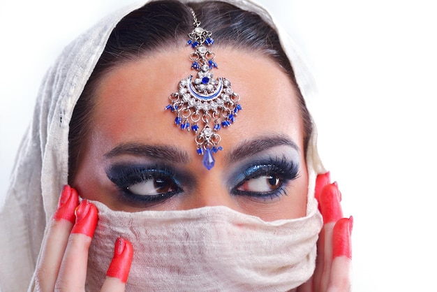 Belleza de la moda. Hermosa mujer con peinado y maquillaje de lujo aislado sobre fondo blanco en estudio. cara de niña hermosa