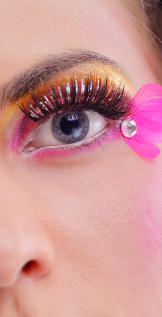 Foto belleza de la moda. hermosa mujer con peinado y maquillaje de lujo aislado sobre fondo blanco nn estudio. cara de niña hermosa