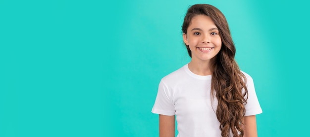 Foto belleza y moda modelo de moda femenina mirada bonita de niña en camisa blanca cara de niño cartel horizontal adolescente chica aislada retrato banner con espacio de copia