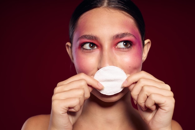 Belleza moda mujer cara rosa maquillaje posando aspecto atractivo cuidado de la piel fondo rosa inalterado