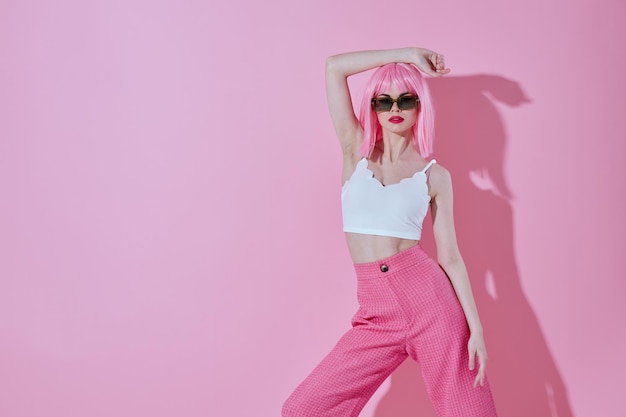 Belleza Moda mujer estilo moderno cabello rosado Labios rojos moda gafas de sol color fondo inalterado
