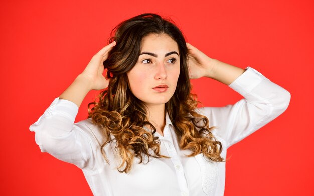 Belleza y moda. Mujer peinado satisfecho. Peluquería. Aspecto perfecto. Rizos naturales. Textura natural del cabello ondulado. Mujer con pelo rizado con estilo. Procedimiento de peluquería. Salud y cuidado del cabello.