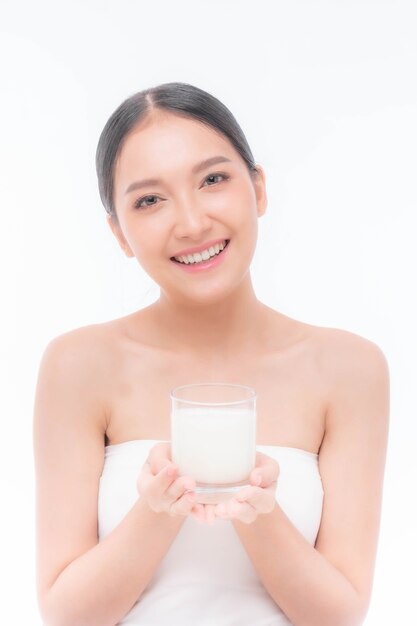 Belleza mujer asiática linda chica se siente feliz bebiendo leche para la buena salud en la mañana sobre fondo blanco - concepto de mujer de belleza de estilo de vida