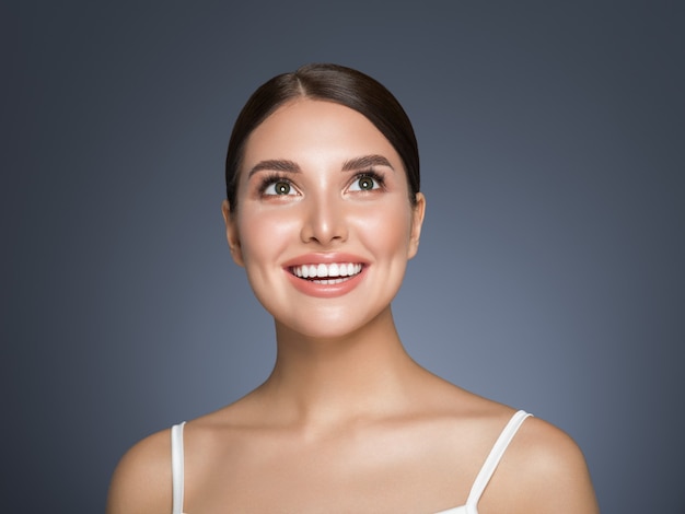 Belleza mujer dientes sanos sonrisa saludable piel hermosa modelo cara cuidado de la piel feliz hembra