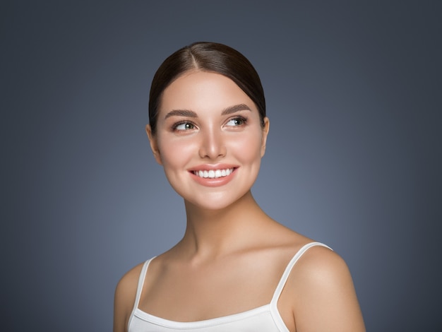 Foto belleza mujer dientes sanos sonrisa saludable piel hermosa modelo cara cuidado de la piel feliz hembra