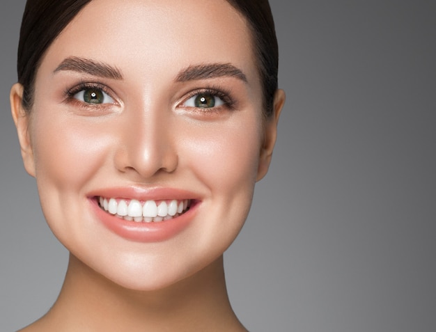 Belleza mujer dientes sanos sonrisa saludable piel hermosa modelo cara cuidado de la piel feliz hembra