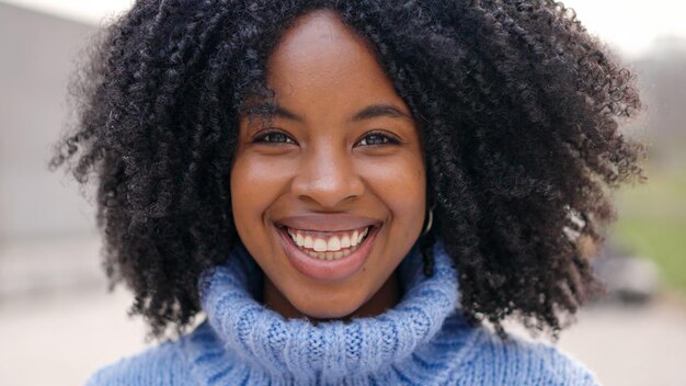 Belleza mujer joven africana sonriendo a la cámara