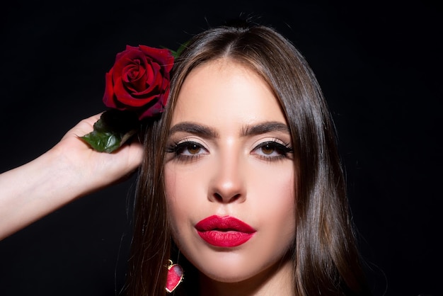 Belleza mujer romántica con flores color de rosa hermoso maquillaje de lujo día de san valentín diseño retrato de fa