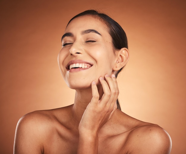 Foto belleza de mujer y sonrisa para cosméticos para el cuidado de la piel o maquillaje de modelo en felicidad contra un fondo de estudio mujer feliz sonriendo para humectante facial o cuidado en un tratamiento suave y perfecto para la piel