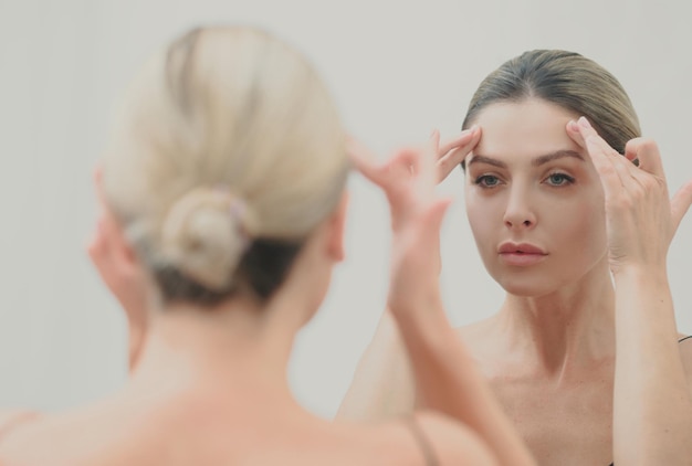 Belleza natural y concepto de cuidado de la piel retrato de hermosa modelo femenina con cara limpia aislada en la espalda