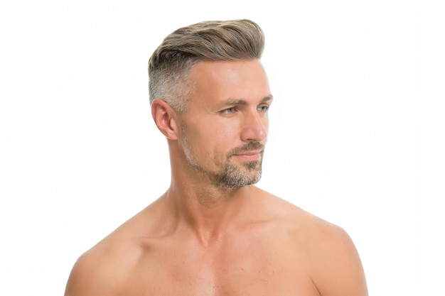 Belleza natural masculina. El cabello gris le sienta bien. Ocúpate de las raíces grises. Hombre atractivo vello facial bien cuidado. Concepto de peluquería. Peluquero peluquero. Hombre maduro modelo guapo. Anti envejecimiento.