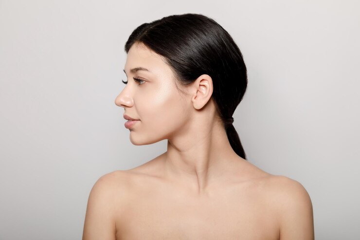 Una belleza natural morena con hombros desnudos