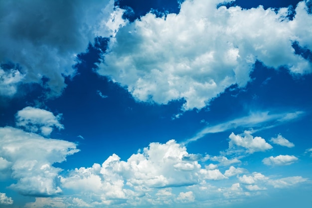 Belleza en la naturaleza cielo azul con nubes cúmulos