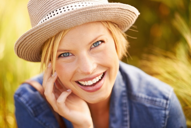 Belleza en la naturaleza Retrato de una mujer joven y atractiva