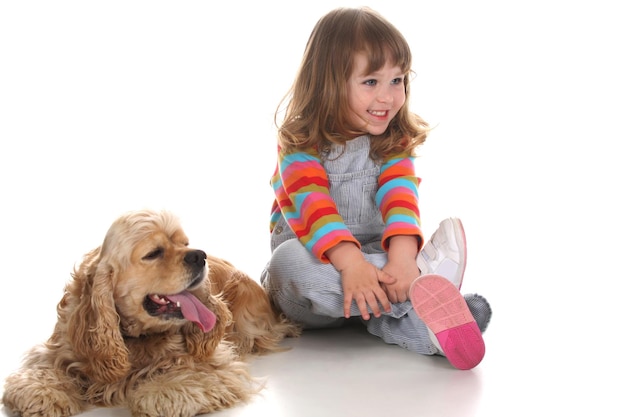 Belleza una niña y un perro