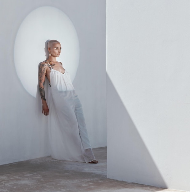 La belleza no pertenece a las profundidades de tu sombra. Foto de una joven atractiva posando con un vestido blanco y apoyada contra una pared.