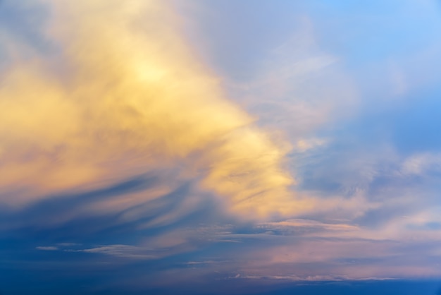 La belleza de nubes coloridas en el fondo del crepúsculo