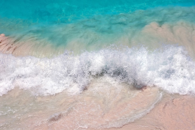 La belleza de las olas en la playa.