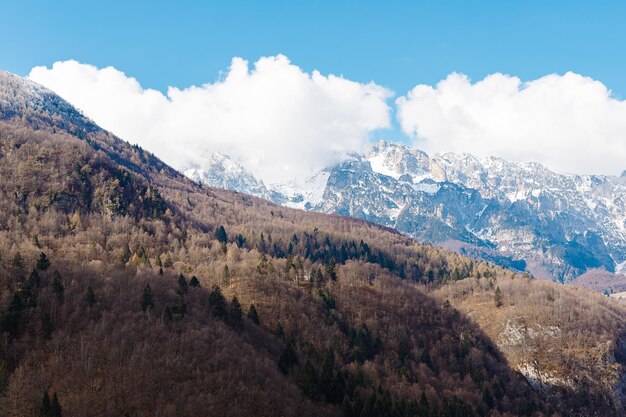 La belleza del paisaje es innegable, un cielo azul sereno está adornado con volutas de nubes blancas.