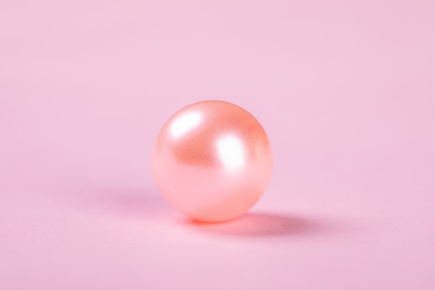 Foto belleza de perlas sobre un paño rosa