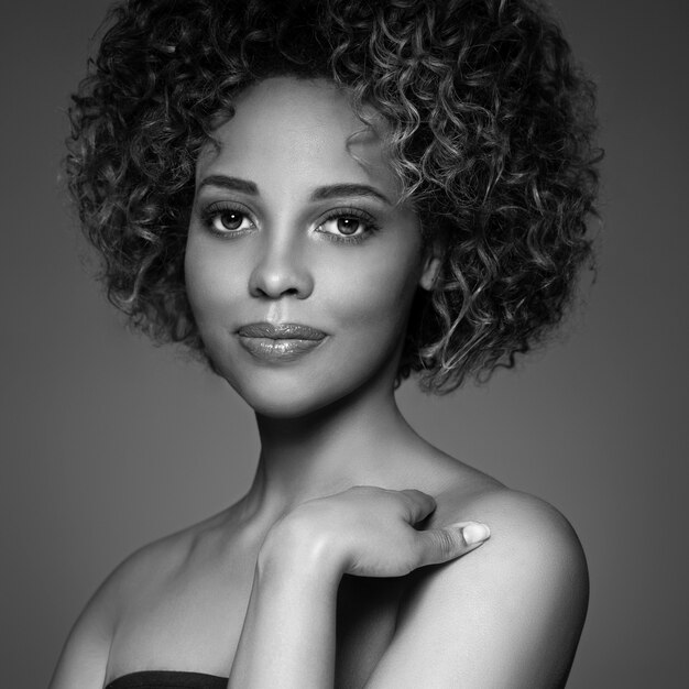 Belleza de la piel del pelo de la mujer afroamericana. Tiro del estudio. Monocromo. Gris. En blanco y negro.