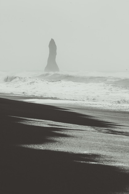 La belleza de la playa de Reynisfjara foto de paisaje monocromático