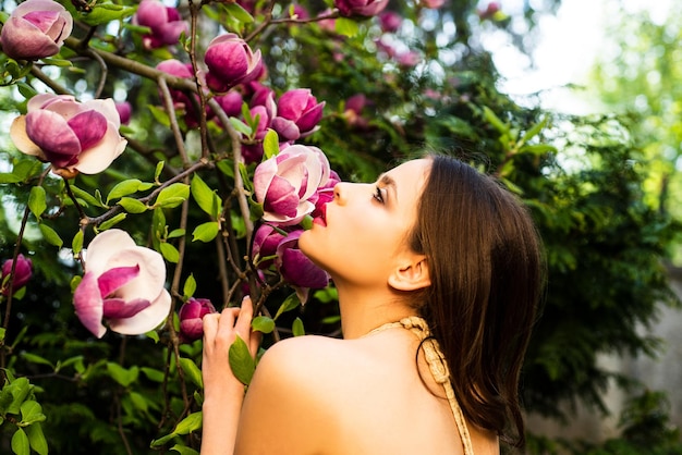 Belleza primavera niña con magnolia Flovers Ternura mujer sensual Pasión y tacto sensual