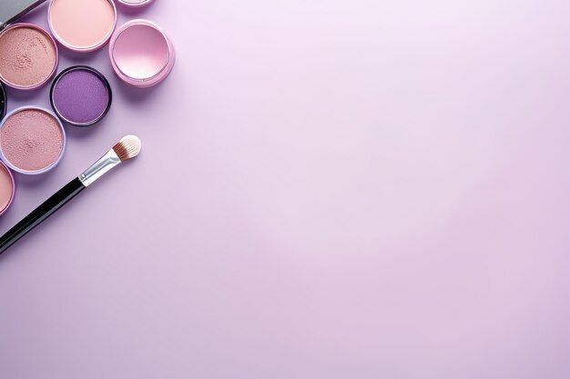 Belleza púrpura Una impresionante capa plana de maquillaje y productos cosméticos en un fondo pálido que abarca t