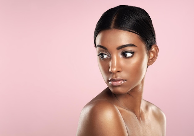 Belleza que es naturalmente perfecta Foto de estudio de una hermosa joven posando sobre un fondo rosa