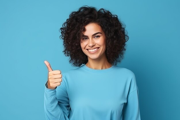 Belleza radiante de los años 60 que abraza la positividad con un gesto de pulgar hacia arriba sobre un fondo azul vibrante