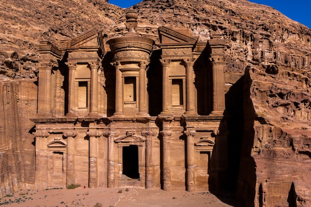 Belleza de las rocas y la arquitectura antigua en Petra, Jordania Antiguo templo en Petra, Jordania