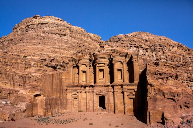 Belleza de rocas y arquitectura antigua en Petra, Jordania. Antiguo templo en Petra