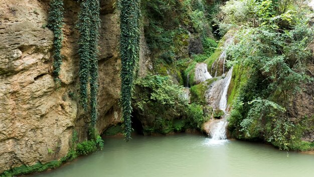 La belleza única de las montañas con una cascada.