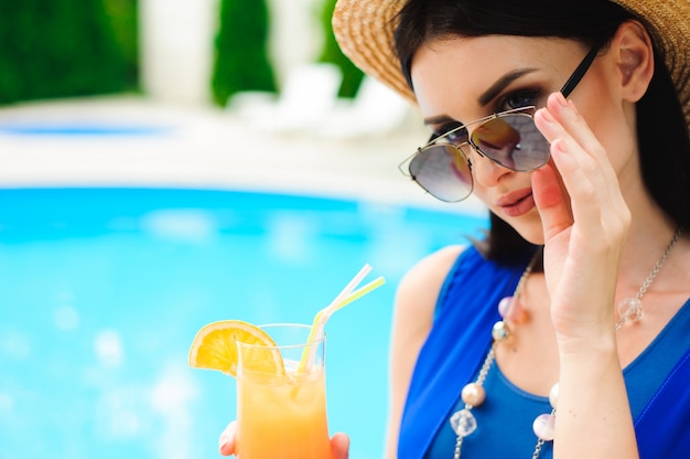 Belleza y vacaciones. Bastante joven junto a la piscina.