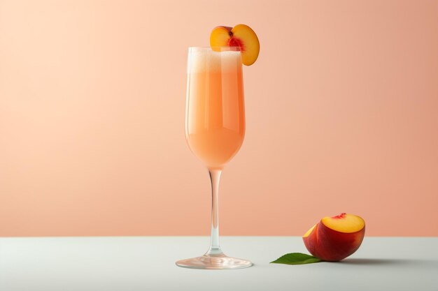 Bellini-Cocktail auf hellem Steinhintergrund Sommercocktail mit Pfirsich auf hellem Hintergrund