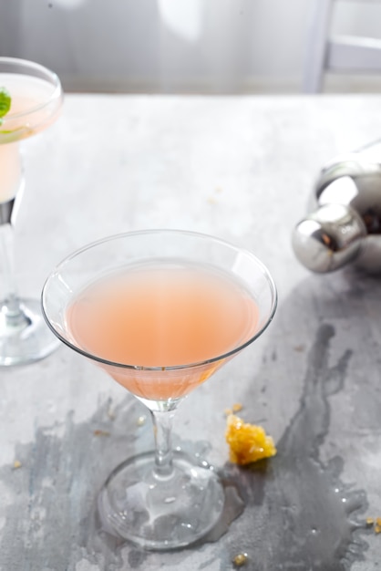 Bellini-Cocktail mit Pfirsich und Honig