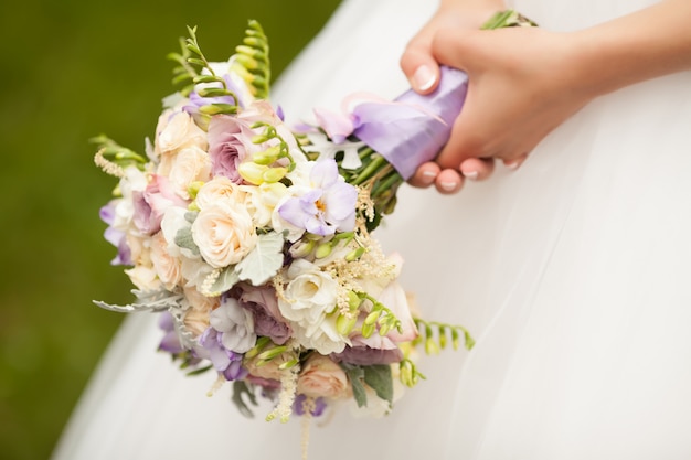 Bello bouquet nupcial en manos de la novia