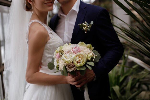 Bello bouquet nupcial en manos de la novia